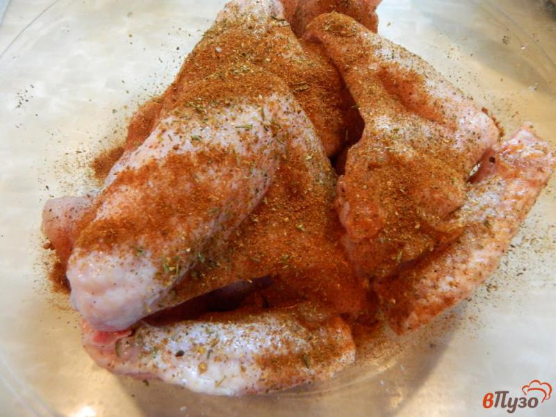 Фото приготовление рецепта: Крылышки в духовке с луком шаг №2