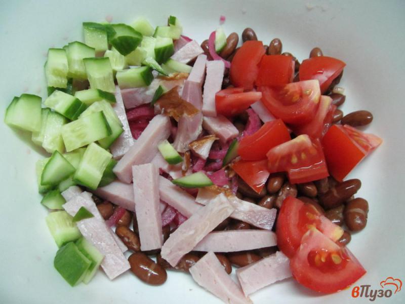 Фото приготовление рецепта: Салат с фасолью маринованным луком и помидором шаг №3