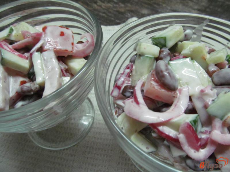 Фото приготовление рецепта: Салат с фасолью маринованным луком и помидором шаг №5