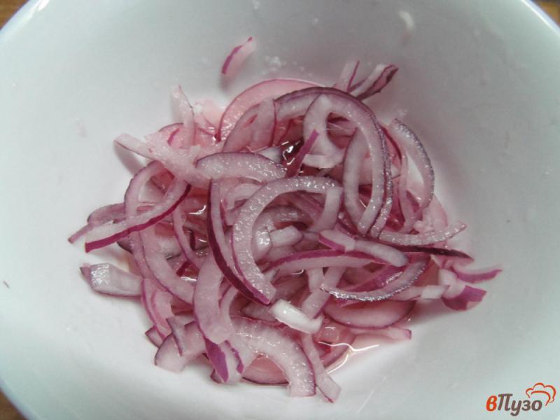 Фото приготовление рецепта: Салат с фасолью маринованным луком и помидором шаг №1