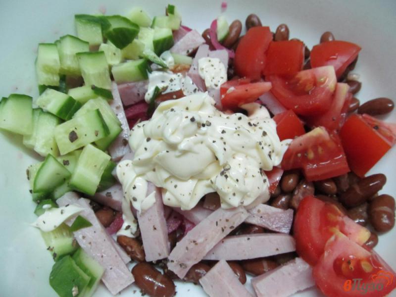 Фото приготовление рецепта: Салат с фасолью маринованным луком и помидором шаг №4
