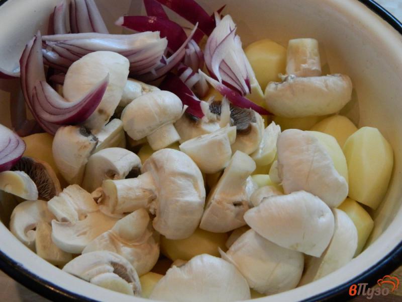 Фото приготовление рецепта: Картофель с грибами запеченный в духовке шаг №4
