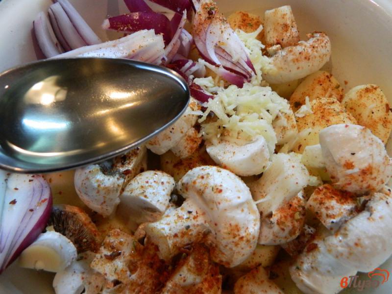 Фото приготовление рецепта: Картофель с грибами запеченный в духовке шаг №5