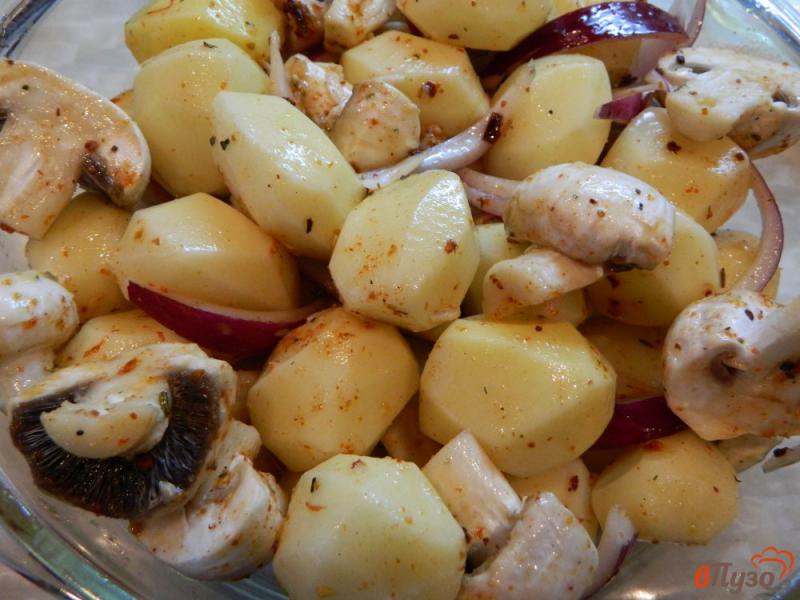 Фото приготовление рецепта: Картофель с грибами запеченный в духовке шаг №6