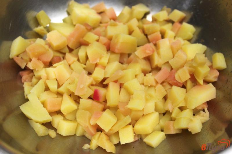 Фото приготовление рецепта: Винегрет с фасолью, чесноком и яблоком шаг №1