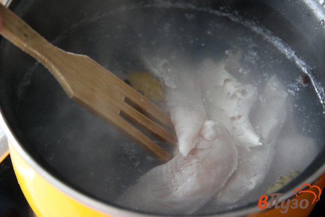 Фото приготовление рецепта: Дрожжевой пирог с курицей и соусом Бешамель шаг №4