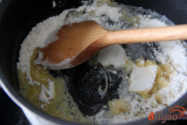 Фото приготовление рецепта: Дрожжевой пирог с курицей и соусом Бешамель шаг №5