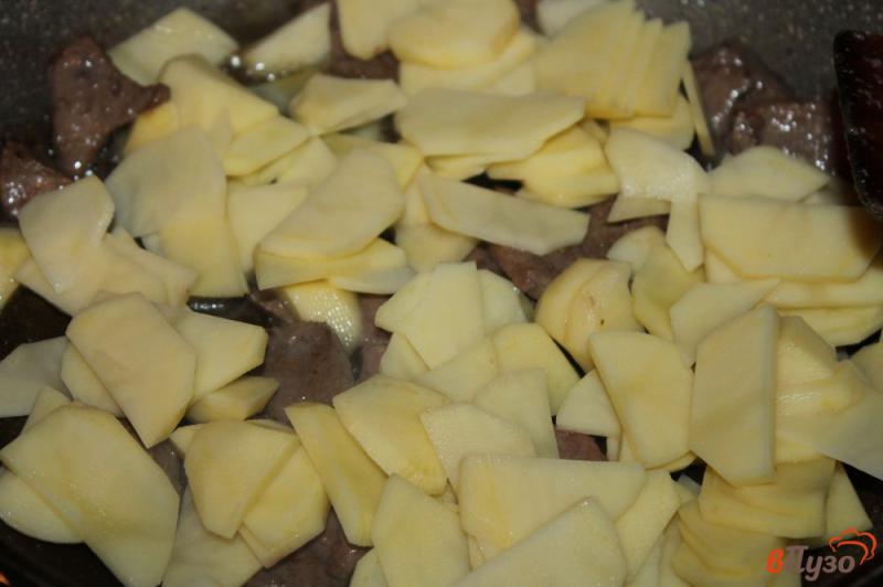Фото приготовление рецепта: Жареный картофель с печенью и шампиньонами шаг №4