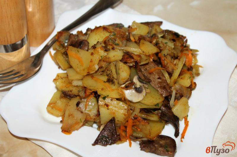 Фото приготовление рецепта: Жареный картофель с печенью и шампиньонами шаг №7