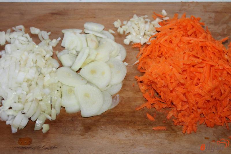 Фото приготовление рецепта: Фаршированный пеленгас в соусе с овощами в духовке шаг №3