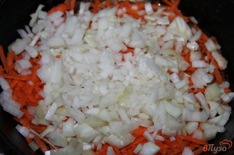 Фото приготовление рецепта: Фаршированный пеленгас в соусе с овощами в духовке шаг №4