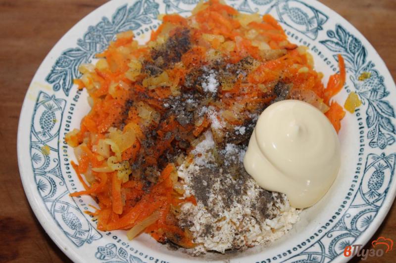 Фото приготовление рецепта: Фаршированный пеленгас в соусе с овощами в духовке шаг №6