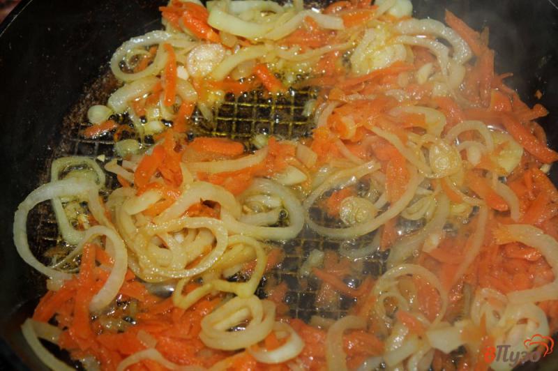 Фото приготовление рецепта: Фаршированный пеленгас в соусе с овощами в духовке шаг №8