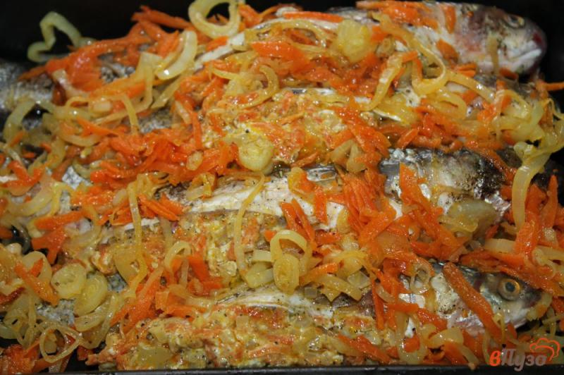 Фото приготовление рецепта: Фаршированный пеленгас в соусе с овощами в духовке шаг №9