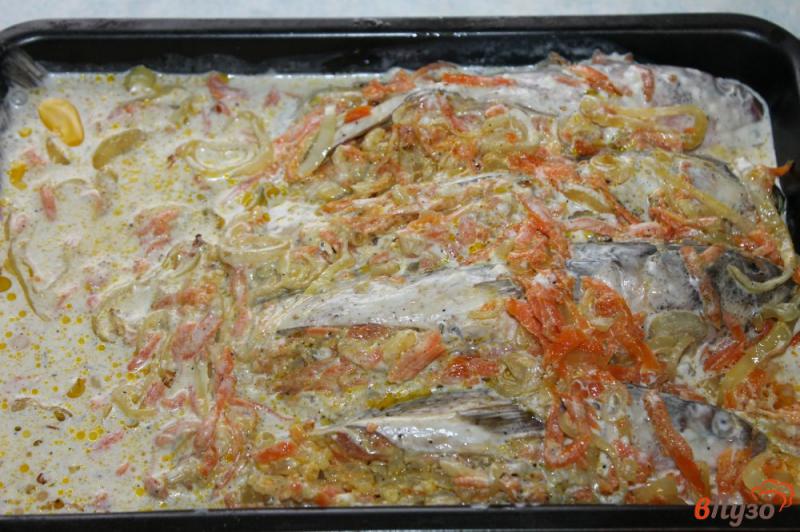 Фото приготовление рецепта: Фаршированный пеленгас в соусе с овощами в духовке шаг №10