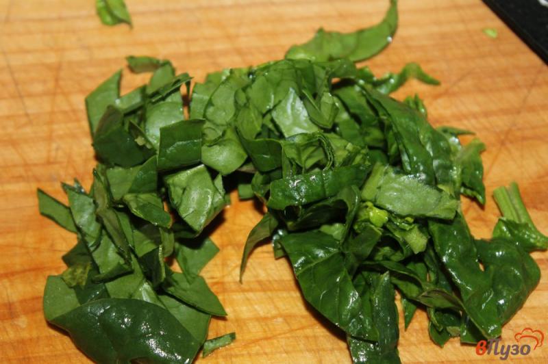 Фото приготовление рецепта: Витаминный салат из сельдерея со шпинатом и перцем шаг №2