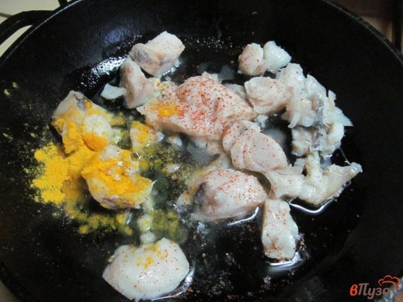 Фото приготовление рецепта: Рыба с морскими водорослями на жареном рисе шаг №6