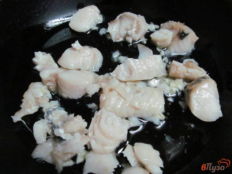 Фото приготовление рецепта: Рыба с морскими водорослями на жареном рисе шаг №5