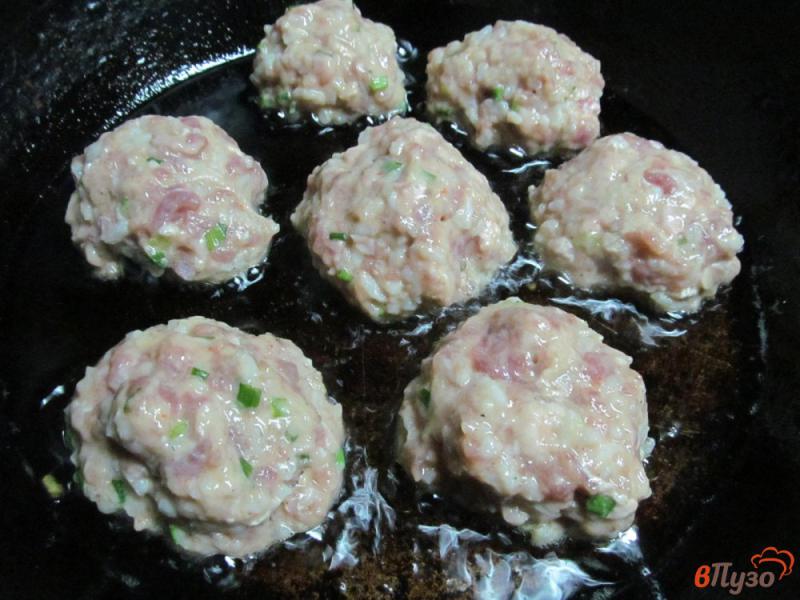 Фото приготовление рецепта: Тефтели в грибном соусе с пекинской капустой шаг №3