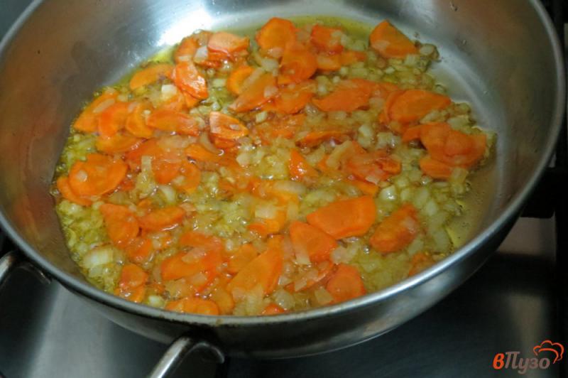 Фото приготовление рецепта: Суп с фасолью и лесными грибами шаг №3