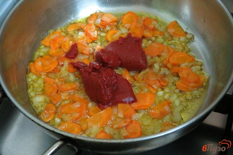 Фото приготовление рецепта: Суп с фасолью и лесными грибами шаг №4