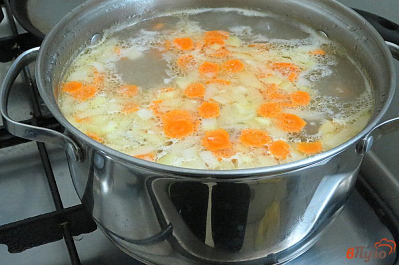Фото приготовление рецепта: Суп с фасолью и лесными грибами шаг №7