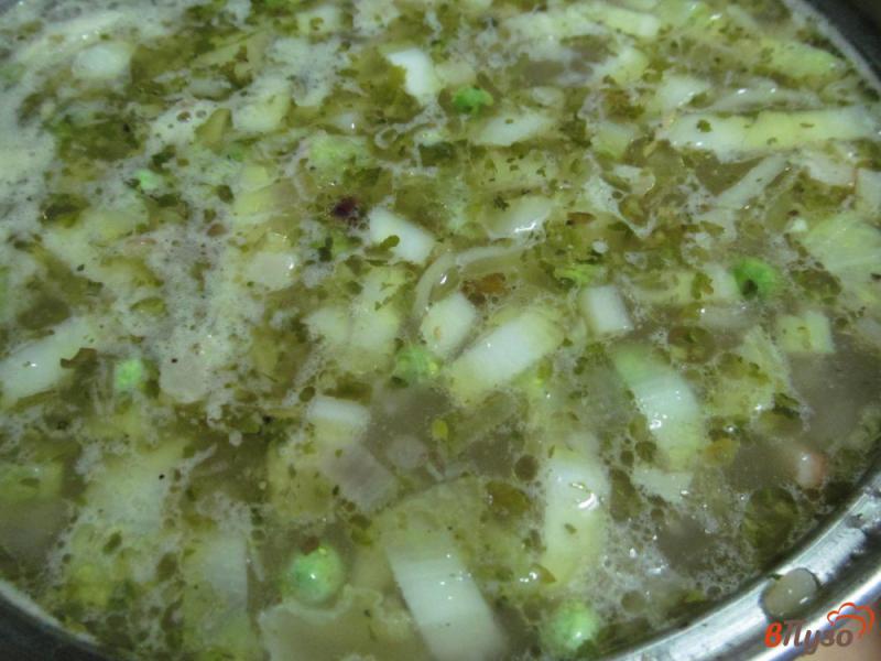Фото приготовление рецепта: Картофельный суп с макаронами и горошком шаг №5