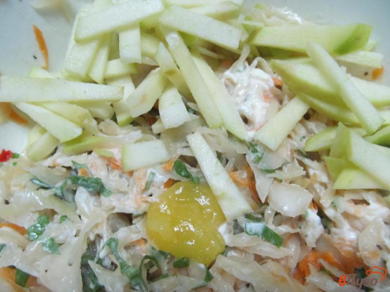 Фото приготовление рецепта: Салат из квашеной капусты с яблоком шаг №2