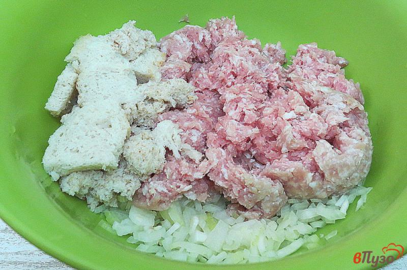 Фото приготовление рецепта: Котлеты свиные с шампиньонами и сыром моцареллой шаг №3
