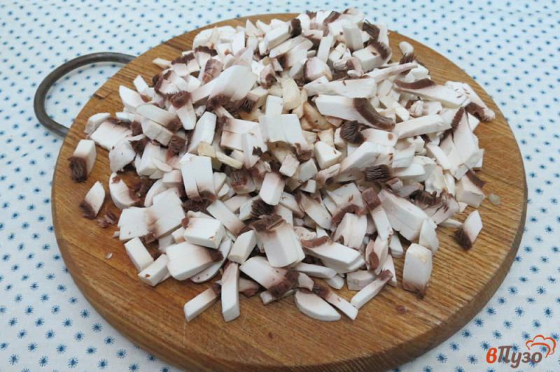 Фото приготовление рецепта: Котлеты свиные с шампиньонами и сыром моцареллой шаг №5