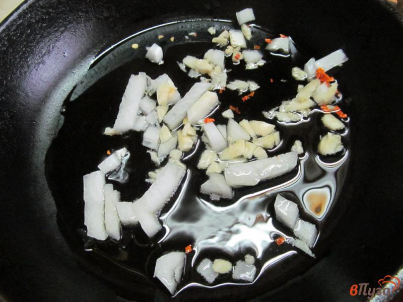 Фото приготовление рецепта: Теплый мясной салат с капустой и грибами шаг №2
