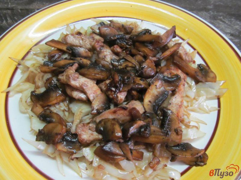 Фото приготовление рецепта: Теплый мясной салат с капустой и грибами шаг №7