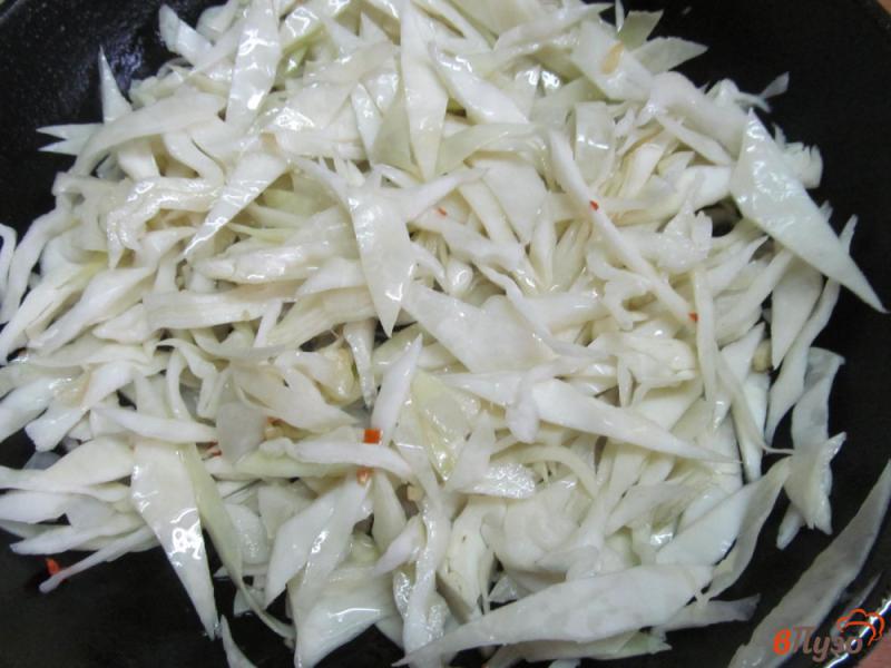Фото приготовление рецепта: Теплый мясной салат с капустой и грибами шаг №3