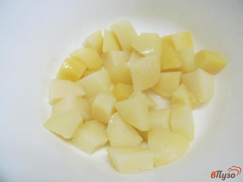 Фото приготовление рецепта: Теплый картофельный салат под соусом из сметаны и эстрагона шаг №3