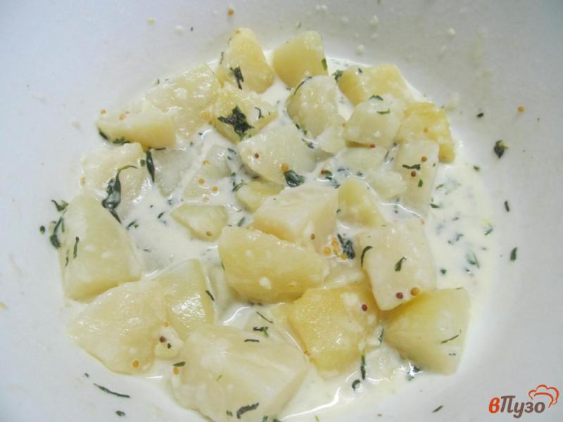 Фото приготовление рецепта: Теплый картофельный салат под соусом из сметаны и эстрагона шаг №4