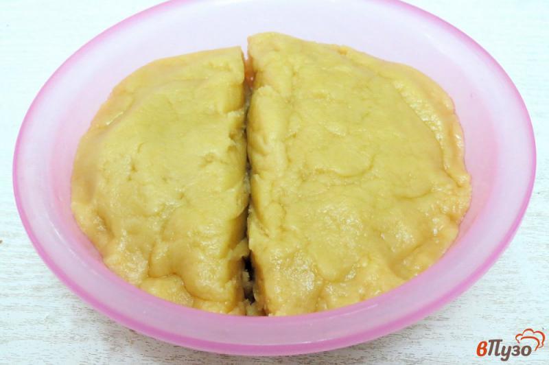 Фото приготовление рецепта: Песочный пирог с грушами и яблоками шаг №4