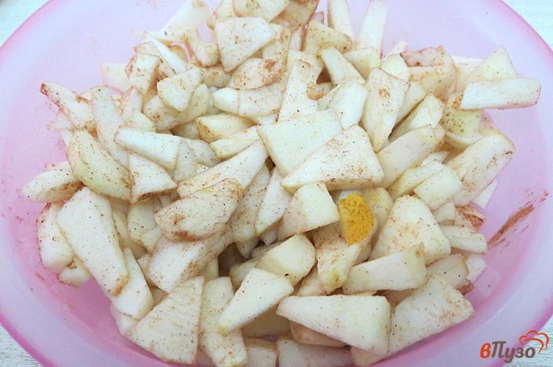 Фото приготовление рецепта: Песочный пирог с грушами и яблоками шаг №5