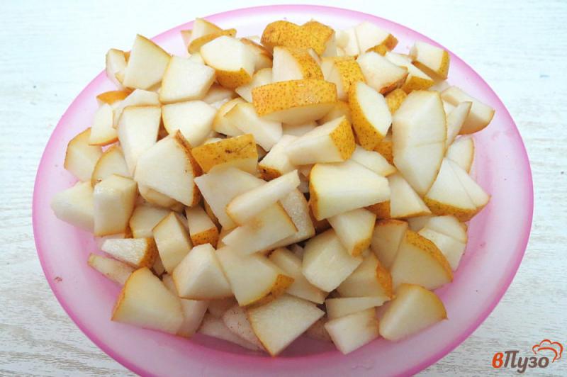 Фото приготовление рецепта: Песочный пирог с грушами и яблоками шаг №6
