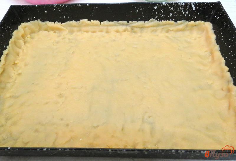 Фото приготовление рецепта: Песочный пирог с грушами и яблоками шаг №7