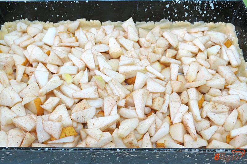 Фото приготовление рецепта: Песочный пирог с грушами и яблоками шаг №9