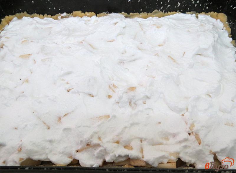 Фото приготовление рецепта: Песочный пирог с грушами и яблоками шаг №10