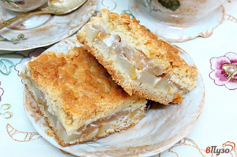 Фото приготовление рецепта: Песочный пирог с грушами и яблоками шаг №12