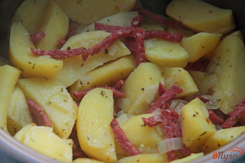 Фото приготовление рецепта: Картофель с колбасой в мультиварке шаг №4