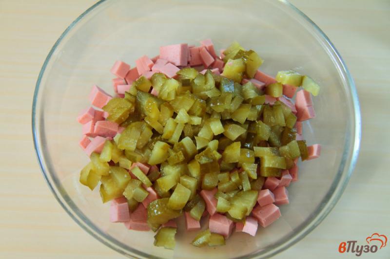 Фото приготовление рецепта: Горячая пита с начинкой из колбасы, сыра и маринованных огурцов шаг №3
