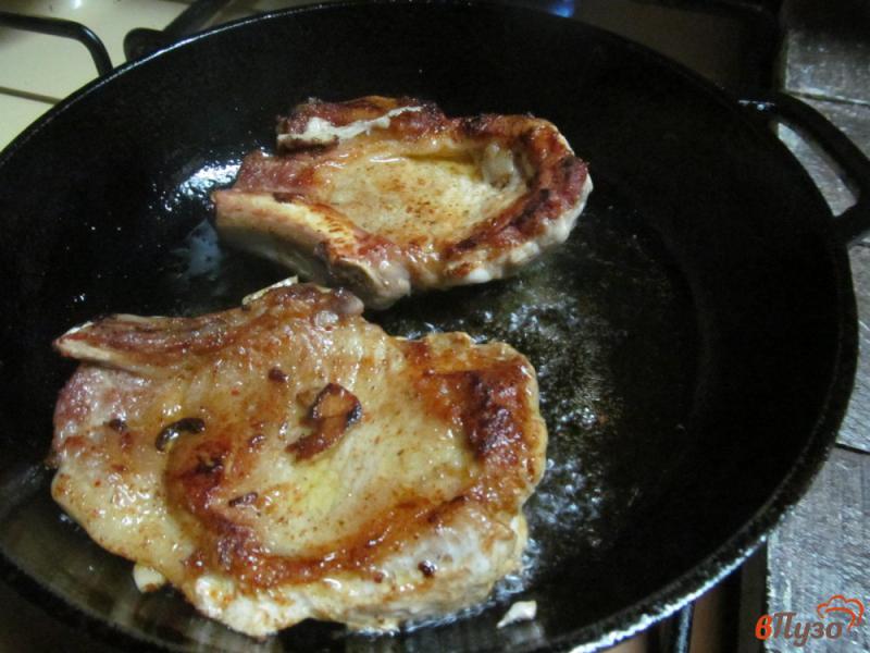 Фото приготовление рецепта: Стейк из свинины с чесноком и оливками шаг №4