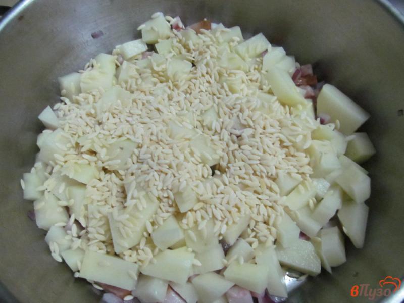 Фото приготовление рецепта: Суп с пастой орсо на беконе с оливками и шпинатом шаг №3