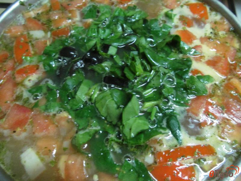 Фото приготовление рецепта: Суп с пастой орсо на беконе с оливками и шпинатом шаг №6
