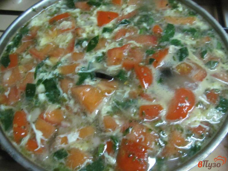 Фото приготовление рецепта: Суп с пастой орсо на беконе с оливками и шпинатом шаг №8