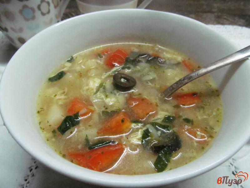 Фото приготовление рецепта: Суп с пастой орсо на беконе с оливками и шпинатом шаг №9