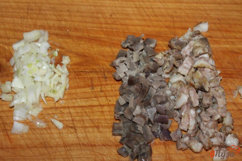 Фото приготовление рецепта: Картофель с мясной начинкой и лесными грибами под сыром шаг №2